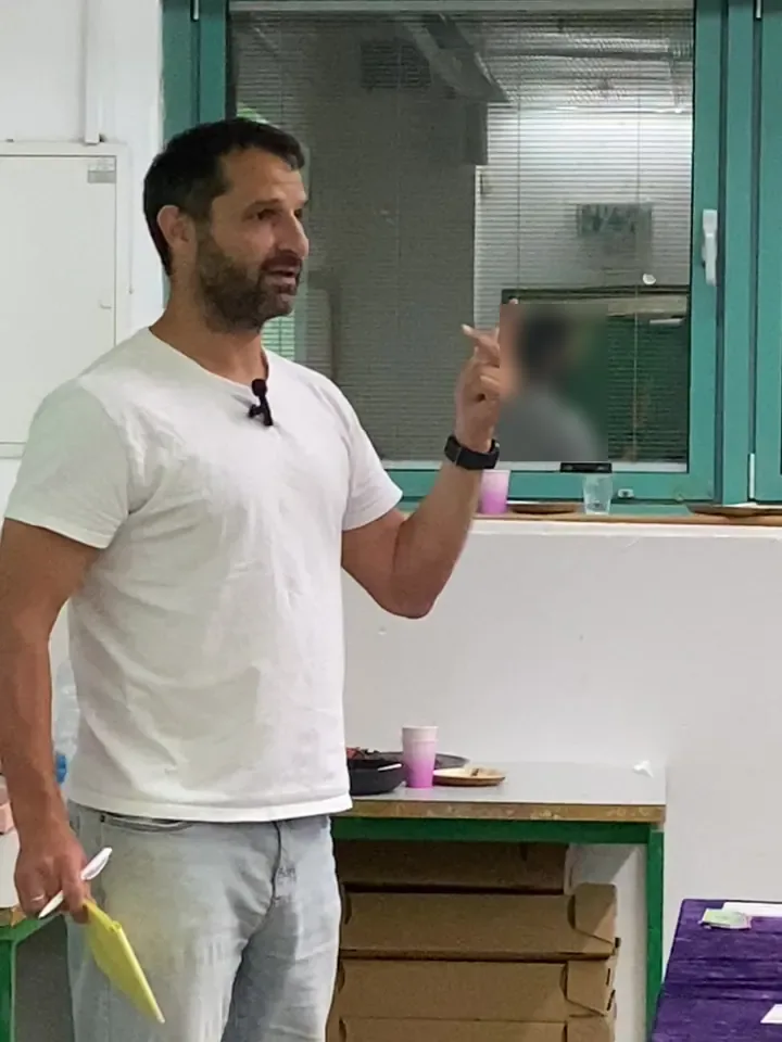 Alon Bar explaining to participants and pointing as he speaks